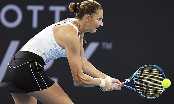 eská tenistka Karolína Plíková v zápase s Naomi Ósakaovou.