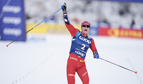 Norský bec na lyích Nor Harald Östberg Amundsen se raduje z triumfu ve 3....