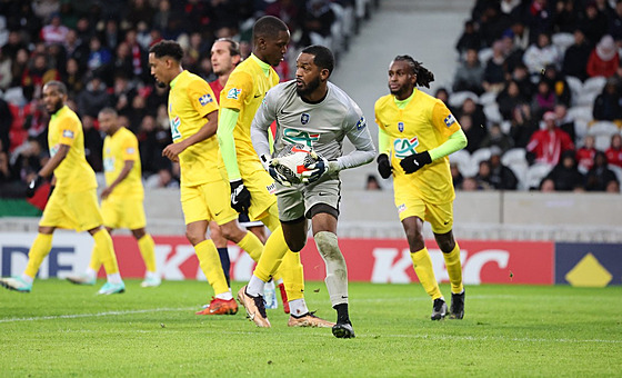 Fotbalisté týmu Golden Lion z Martiniku v duelu francouzského poháru v Lille.