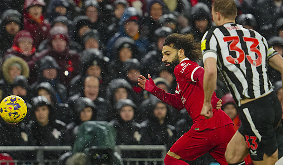 Za mí�em mí�í Mohamed Salah (vlevo) z Liverpoolu a Dan Burn z Newcastlu.