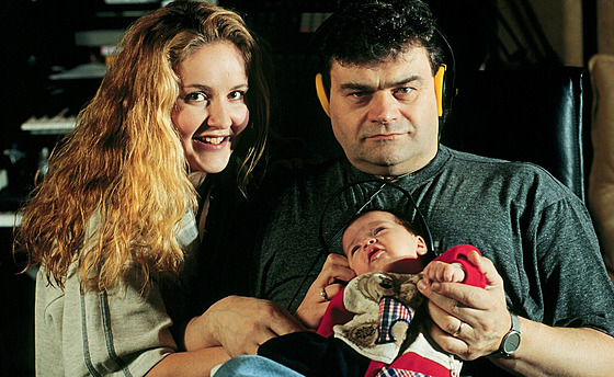 Karel Svoboda, jeho manelka Vendula Svobodová a jejich dcera Klára (1996)