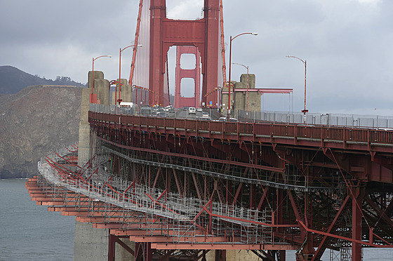 Proslulý most Golden Gate v San Francisku nov zajiuje ocelová sí, která má...