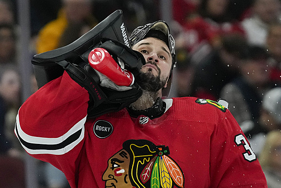 Petr Mrázek z Chicago Blackhawks se osv�uje.