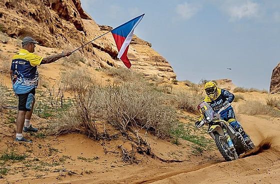 Martin Michek (vpravo) dokon�il druhou etapu nejt잚í rallye sv�ta. Na Dakaru...