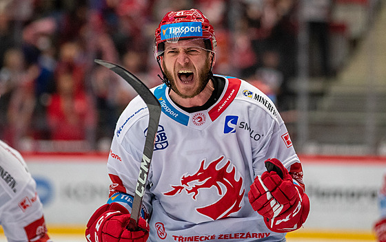 Tinecký hokejista Martin Marinin se raduje.