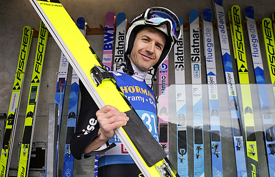 Simon Ammann je milá�kem rakouských noviná�� p�ed závodem v Innsbrucku,...