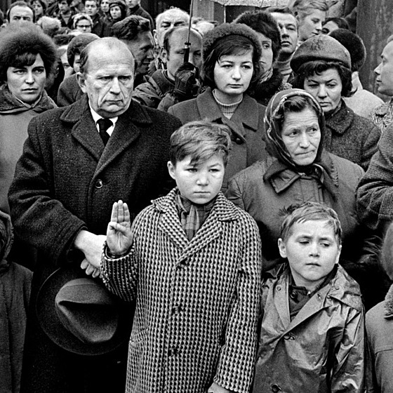 Malý skaut Vladimír vzdává hold na pohbu Jana Palacha. (25. ledna 1969)