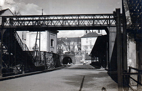 Pohled ze Zastávky Litom��ice m�sto na západní (d��ínský) portál litom��ického...