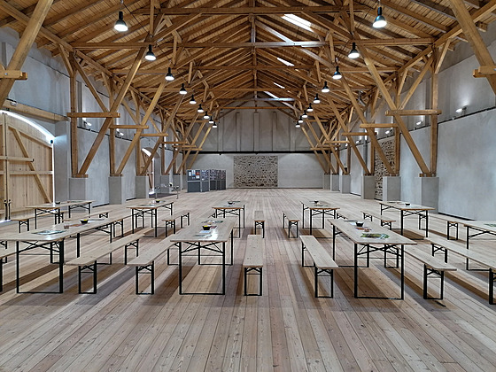 Msteko v okrese Domalice mstskou stodolu krásn zrekonstruovalo.  