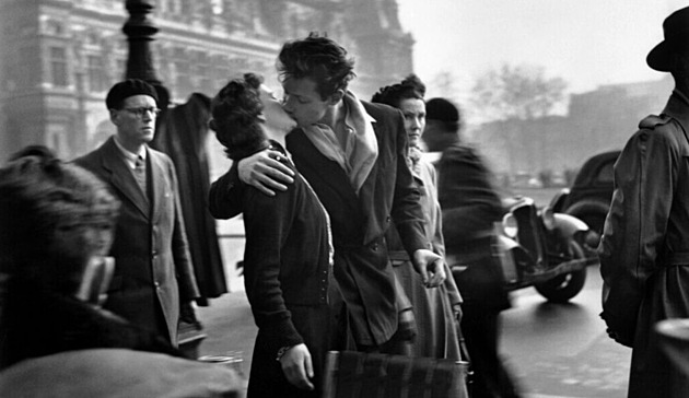 Vášnivý polibek v Paříži pošpinily soudy. Fotografovi zničil podzim života