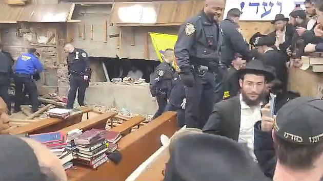 VIDEO: Židé v newyorské synagoze bránili tajný tunel, střetli se s policií