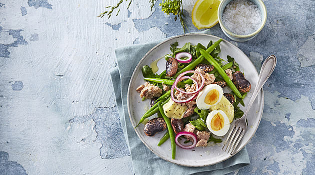 Fazolový salát s tuňákem a rukolou