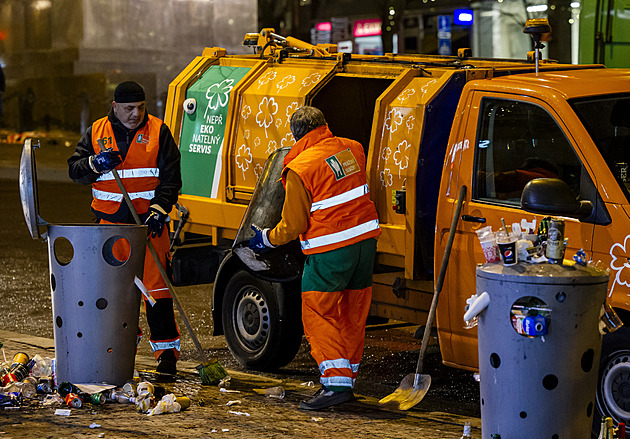 Opilec zemřel pod bagrem. Jinak byly novoroční oslavy klidné, hlásí policie