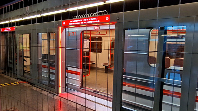 Na Zličíně už v metru stojí dvoje posuvné dveře, při zavírání rám červeně svítí