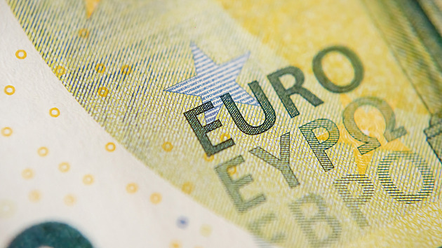 KOMENTÁŘ: Euro není na pořadu dne. Pro Česko je teď mimo realitu, míní ekonom