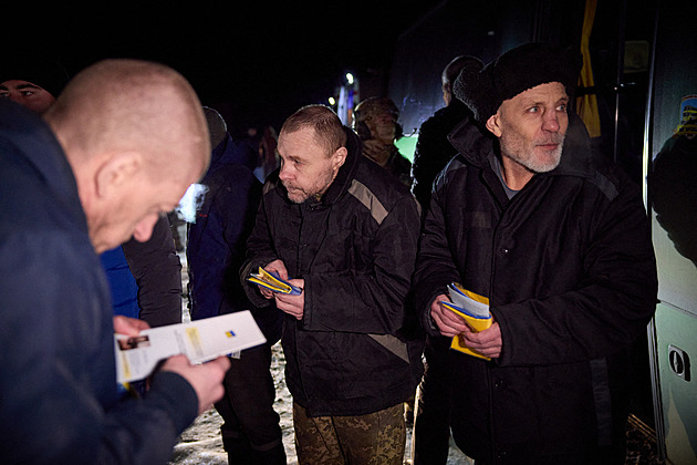 Ruští vojáci provozují černý trh s ukrajinskými zajatci, kupují je Čečenci