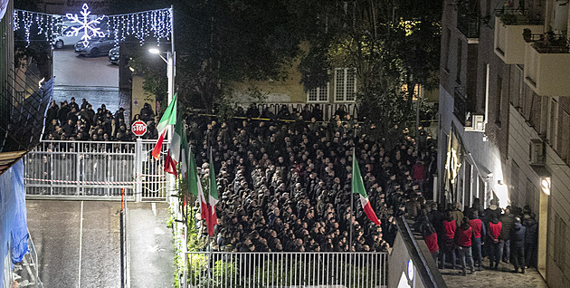 Zakažte neofašisty, žádá Meloniovou opozice po masovém hajlování v Římě