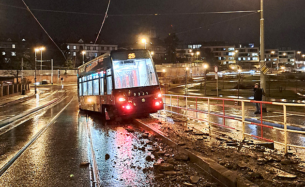 V Praze 6 vykolejila tramvaj, záchranáři na místě ošetřili ženu