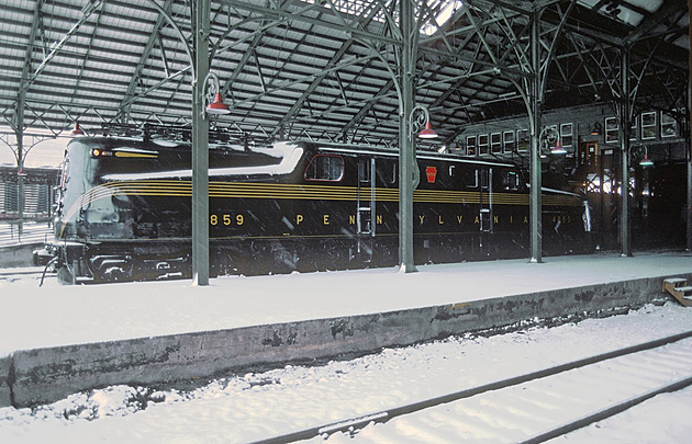 Byla krásná, výkonná a rychlá. Slavná americká lokomotiva GG1 obrazem