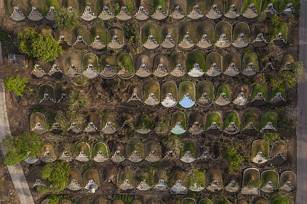 VIDEO: Cesta za dobrou karmou vede přes lebky a kosti, říká thajský rituál