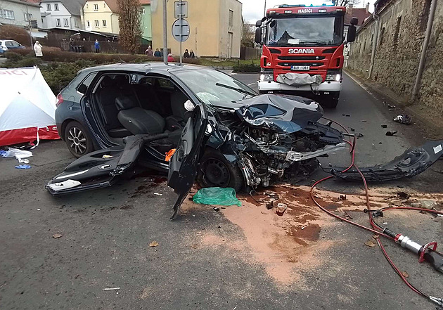 Auto po střetu s náklaďákem narazilo do zdi, spolujezdkyně v nemocnici zemřela