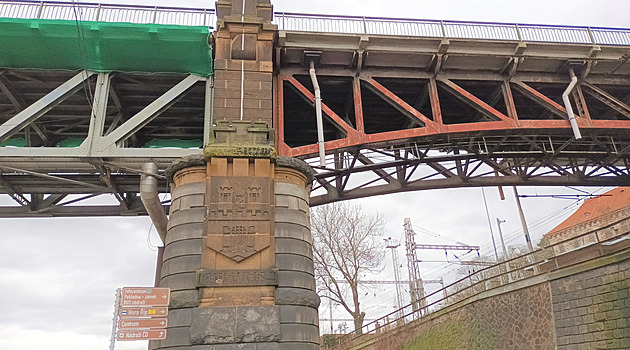 Na vytížený most v Roudnici nesmějí náklaďáky, nosníky jsou ve špatném stavu
