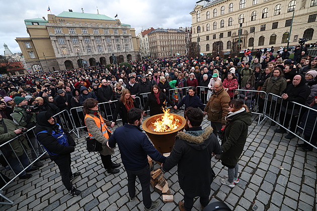 Střelec z fakulty postřelil i manžele z Emirátů, v Praze byli s dětmi na dovolené