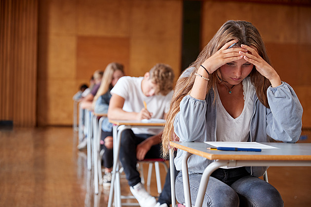 Univerzity řeší podvody při zkouškách, studenti využívají špionážní sluchátka