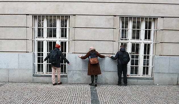 V nemocnicích zůstává osm zraněných po střelbě. Mezi nimi dva cizinci