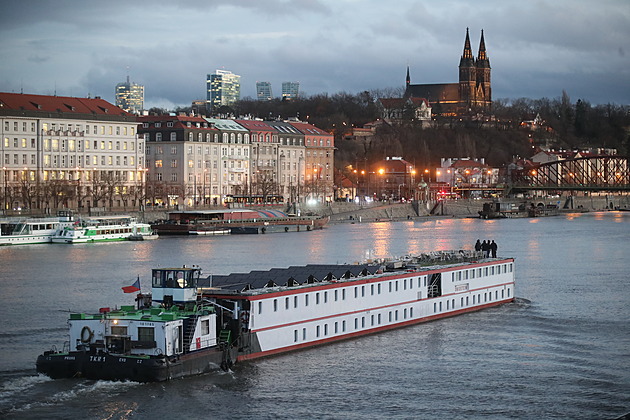 Zavřené bary na náplavce mohou žádat o slevu, kvůli velké vodě odplul i pivovar