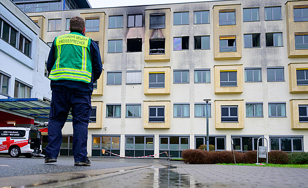 Při požáru nemocnice v Dolním Sasku zemřelo pět lidí, další jsou zranění