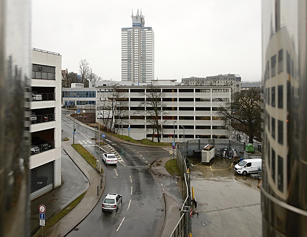 Jedno místo za milion korun, v Liberci otevřeli kritizovaný parkovací dům