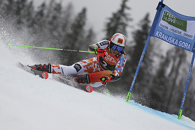 Vlhová vede v Kranjske Goře obří slalom. Jelínkové těsně utekl postup