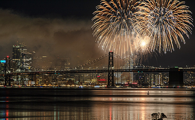 OBRAZEM: Ve světě ohňostroje stále milují. Sledovali je v Londýně i Singapuru