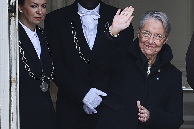 Nejmladší premiér Francie. Macronovu image jde zachránit populární Attal