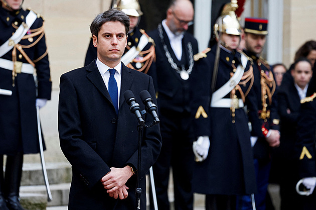 Nejmladší premiér Francie. Macronovu image jde zachránit populární Attal