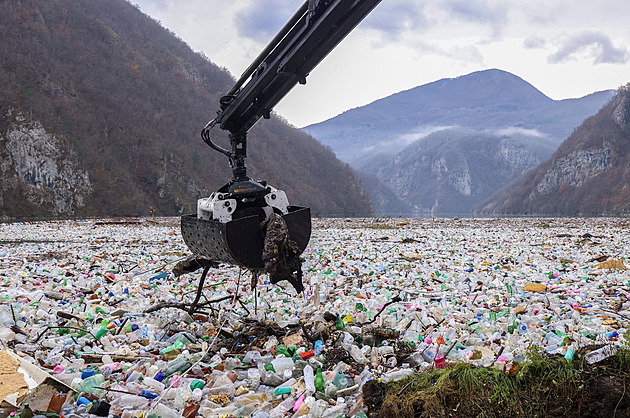 OBRAZEM: Hory odpadků hyzdí údolí v Bosně. Škodí turismu i zdraví místních