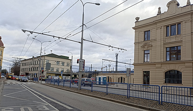 Na prostranství mezi budovami vlakového nádraí a bývalé poty chce budjovická...