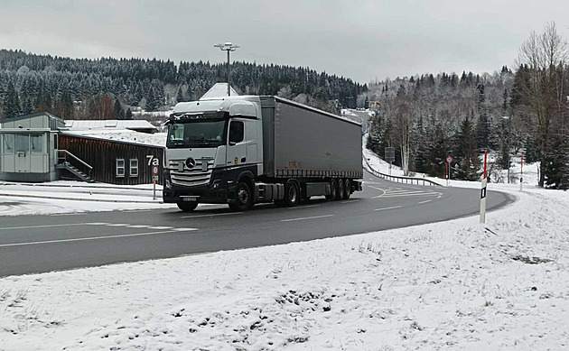 V Německu začal týden chaosu, brzy se k protestům připojí i strojvedoucí. Na řadě traktorů visely oprátky