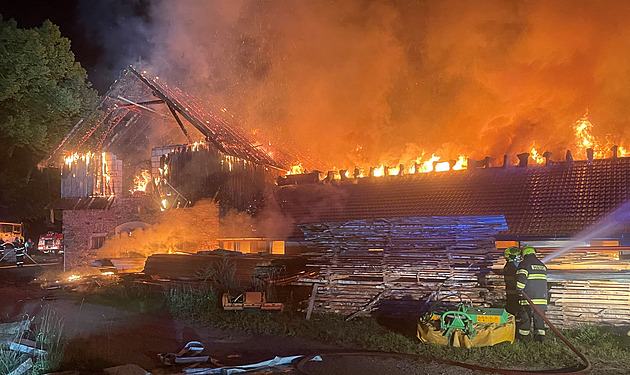 Farmu poničil požár, který založil brigádník. Měl neshody s majitelem