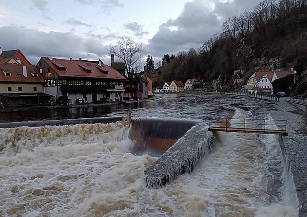 Hladina Labe pozvolna klesá, Vltava je zpátky v nejvyšším stupni nebezpečí