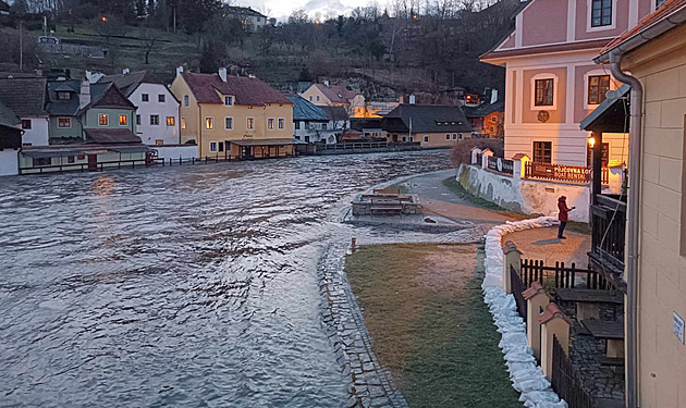 Deště a tající sníh dál rozvodňují řeky. Uklidnění přinesou až mrazy