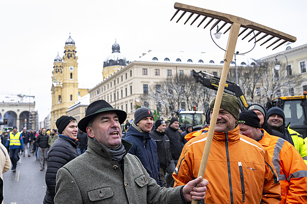 Politoložka: Německým zemědělcům vadí vládní chaos a škrty dotací. Zelení podle nich situaci ještě zhoršili