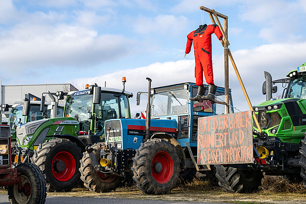 Němečtí farmáři pokračují v protestech proti vládě kancléře Scholze. V Česku zasedne bezpečnostní výbor sněmovny