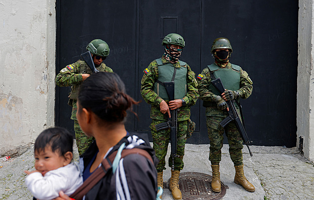 VIDEO: Ekvádor se propadá do anarchie. Televizi obsadili ozbrojenci, brali rukojmí