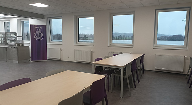 Po nové jídelně ve Stráži volali studující dozorci roky, vaří jim vězni