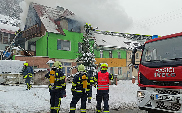 Při požáru podkroví domu v Jáchymově našli hasiči ohořelé lidské tělo
