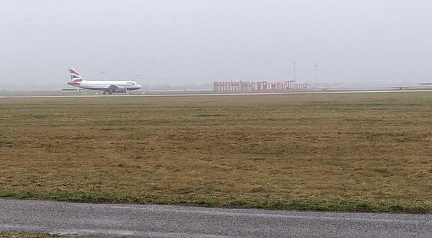 Meteostanici na pražském letišti vyřadil blesk, letadla musela přistávat jinde