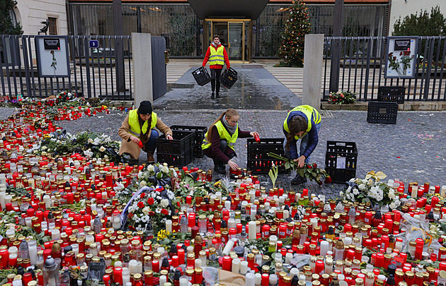 Studenti sbírají svíčky z pietního místa u Karolina, vznikne z nich památka