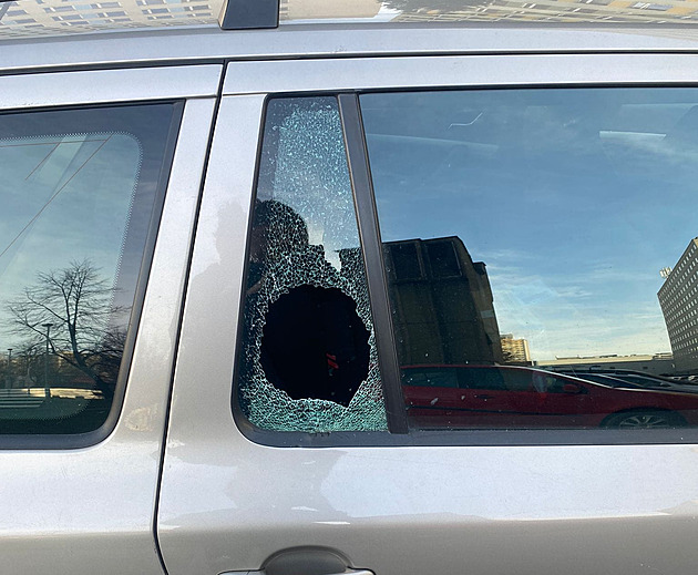 Fantom oken rozbíjí skla zaparkovaných aut, o jeho dopadení usilují i poškození